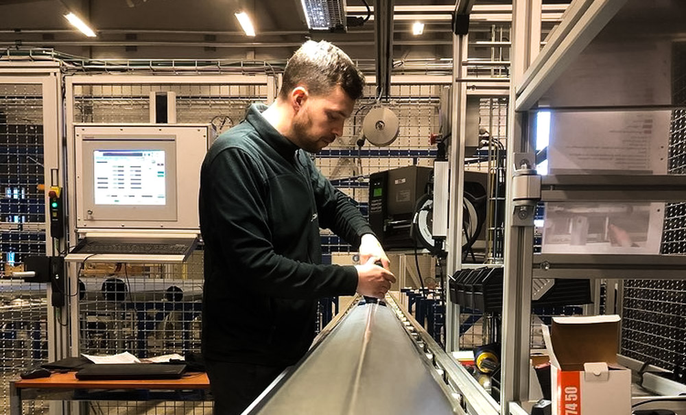 Marcus på Northcone förbereder lyktstolparna inför en sändning.