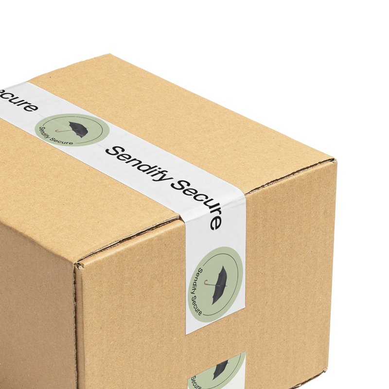Paket förslutet med vit tejp brandad med Sendify Secure.