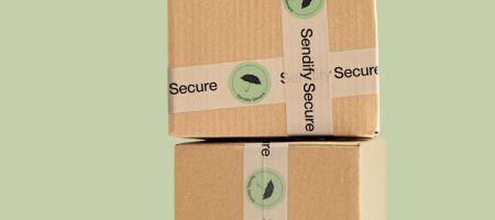 Paket tejpade med Sendify Secure-tejp.