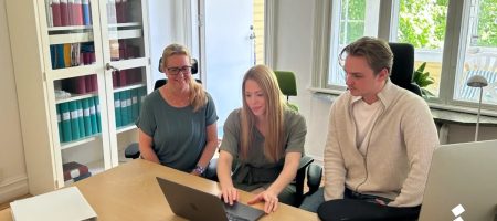 Tre medarbetare på JIWA Jinvall Inredningar som sitter framför en dator