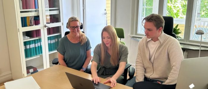 Tre medarbetare på JIWA Jinvall Inredningar som sitter framför en dator