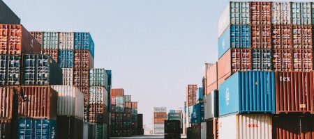 containrar lastade på varandra i hamnområde