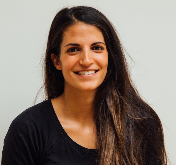 Frau Heffler versendet Pakete international bei Sendify