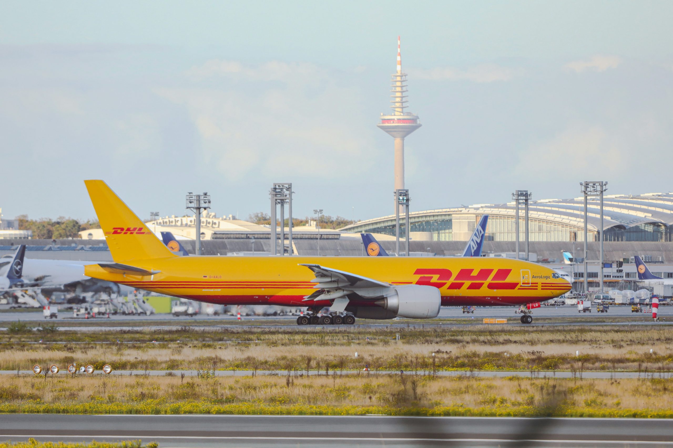 Ett fraktflygplan från DHL på landningsbanan.