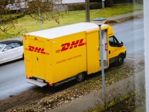 En skåpbil från DHL sett snett ovanifrån.