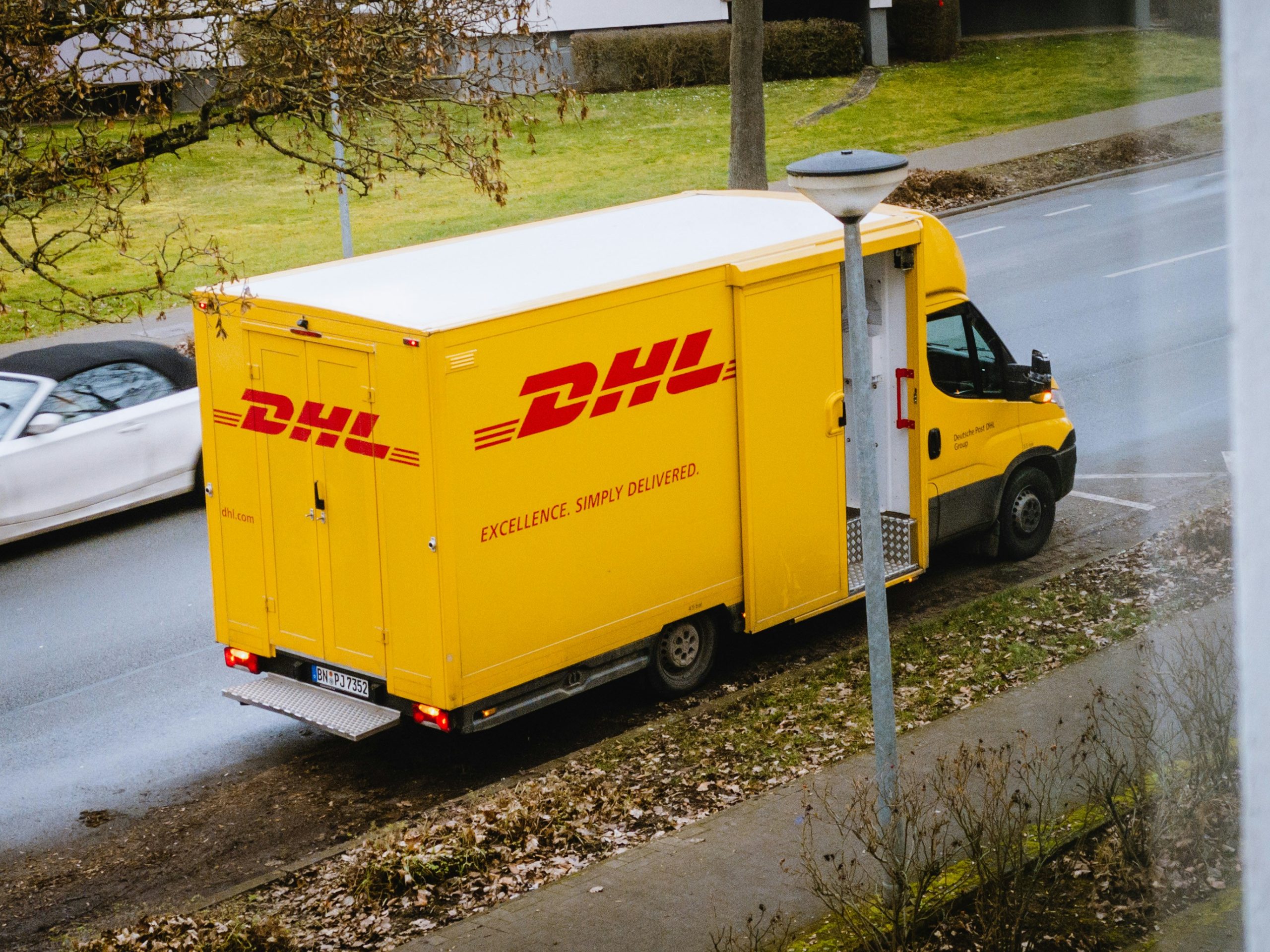 En skåpbil från DHL sett snett ovanifrån.
