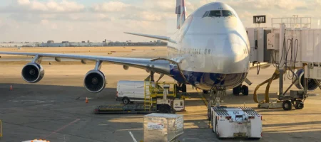 Ett flygplan som står parkerat för att lastas med last.