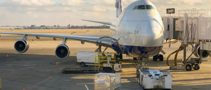 Ett flygplan som står parkerat för att lastas med last.