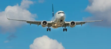 Ett flygplan i himlen som går ned för landning