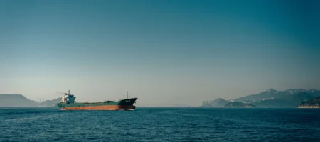 Ett fraktfartyg på öppet hav som ses på långt håll.